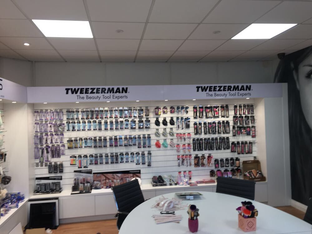 CRS_Graphics's tweet image. How’s that store looking? Ready for a refresh in 2018? Here’s an example of the work we can produce call 0115 9400051 #signwriter #Nottingham #centralhour #yorkshirehour