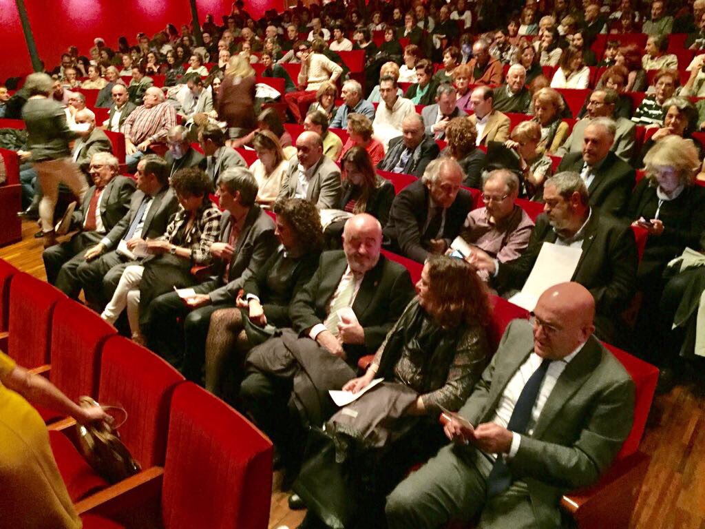 AyuntamientoVLL's tweet photo. #ConcejalaServiciosSociales @RRViosca, el Presidente @Dip_Va @JesusJCarnero y el Delegado @jcyl #PabloTrillo, junto a cientos de amigos de @ProyectoHombreV, en el @Teatro_zorrilla, celebrando la Gala “20 años, 20 pueblos y más” en su XX Aniversario.
#20xti ¿Te sumas? ❤️ https://t.co/lLUESjxkcw