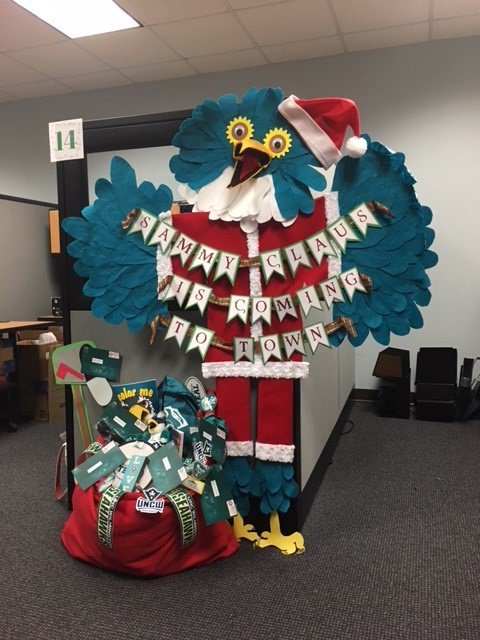 UNCWOnslow's tweet photo. WHO'S COMING TO TOWN?! Our new Admissions Coordinator, Emilee Farnes, stumbled across Sammy Claus down on main campus, today!
#SammyClaus #UNCW #Admissions #SammyCHawk #UNCWilmington https://t.co/5zc0lz8ukO