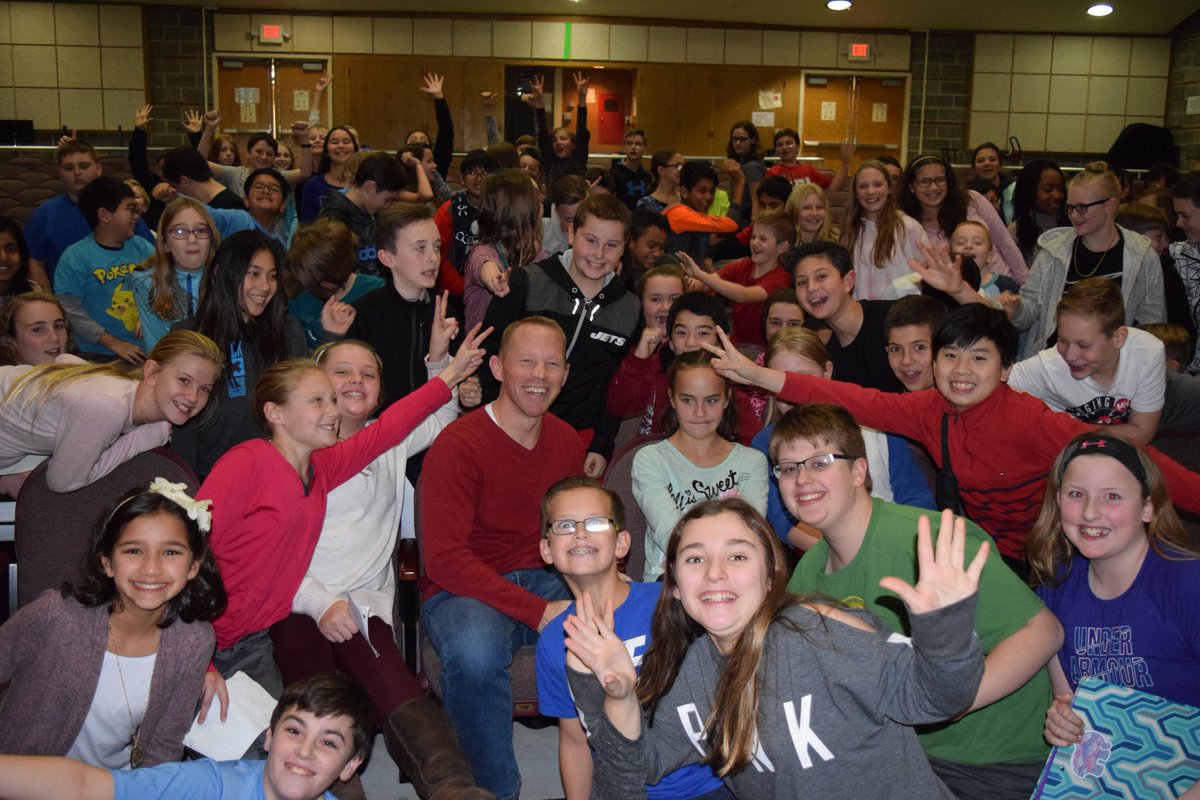 libraryldy37's tweet photo. Author, Rob Buyea, visits Shen MS's!!! @ShenNews  What an awesome writer and presenter! https://t.co/3Ukfr3o4Y2