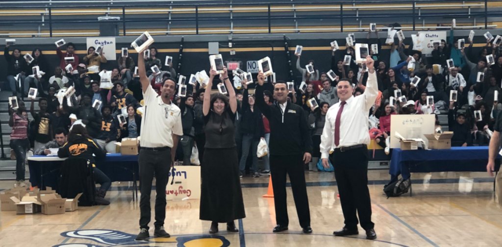 So glad to have @ABQSchools &amp; <a href="/herbiethehornet/">Highland High School</a> as part of @Sprint #1MillionProject! We're making a difference for 2,200 HS students receiving devices+service to help close the #digitaldivide. @pdxbranam <a href="/Sprint4NM/">Sprint4NM</a> #Albuquerque