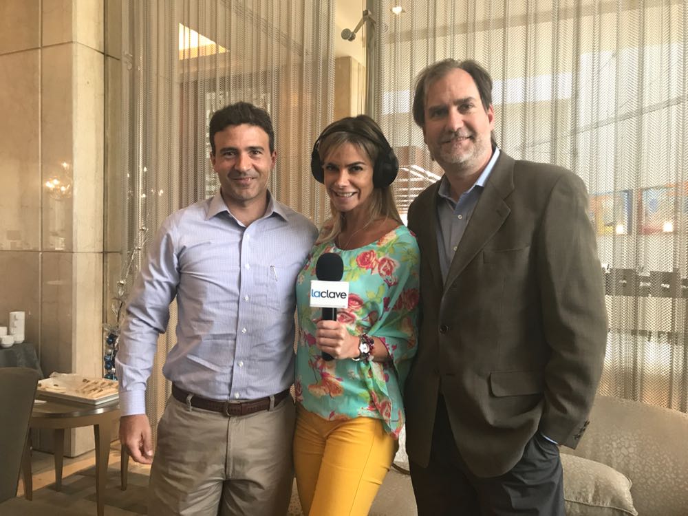 Seguimos junto a René Larraín! Sigue a <a href="/CarlaOchoaP/">Carla Ochoa</a> y <a href="/PatoIhnen/">Pato Ihnen®</a> en #EstoEsVida! Opina y participa por las entradas al aniversario <a href="/LasUrracas/">LAS URRACAS</a>! 

 92.9FM🎙
🌐radiolaclave.cl