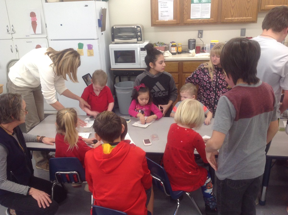 blhorchem's tweet photo. 7th grade Art students helping preschoolers make bags for our knee pots! @USD303 @ReinhardtDerek @CMck12art https://t.co/nyN83Qe7zp