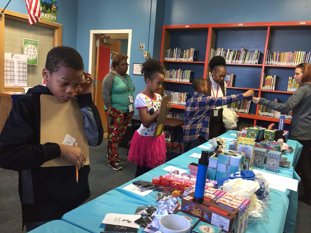 LaceyWhetsel's tweet image. Penguin Patch is happening at Forrest! #previewday #penguinfun @penguinpatchholidayshoppe @ForrestRangers @Educ8rLiz