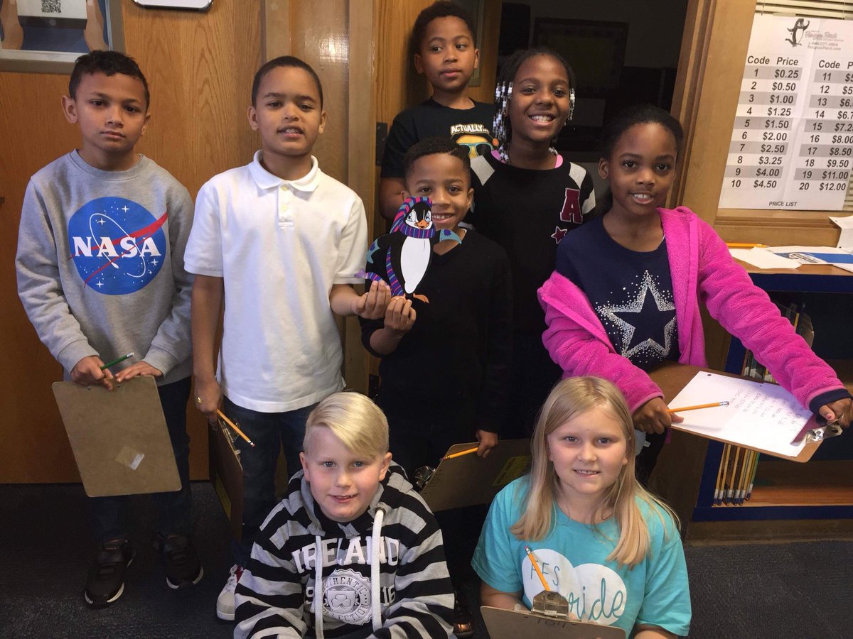 LaceyWhetsel's tweet image. Penguin Patch is happening at Forrest! #previewday #penguinfun @penguinpatchholidayshoppe @ForrestRangers @Educ8rLiz