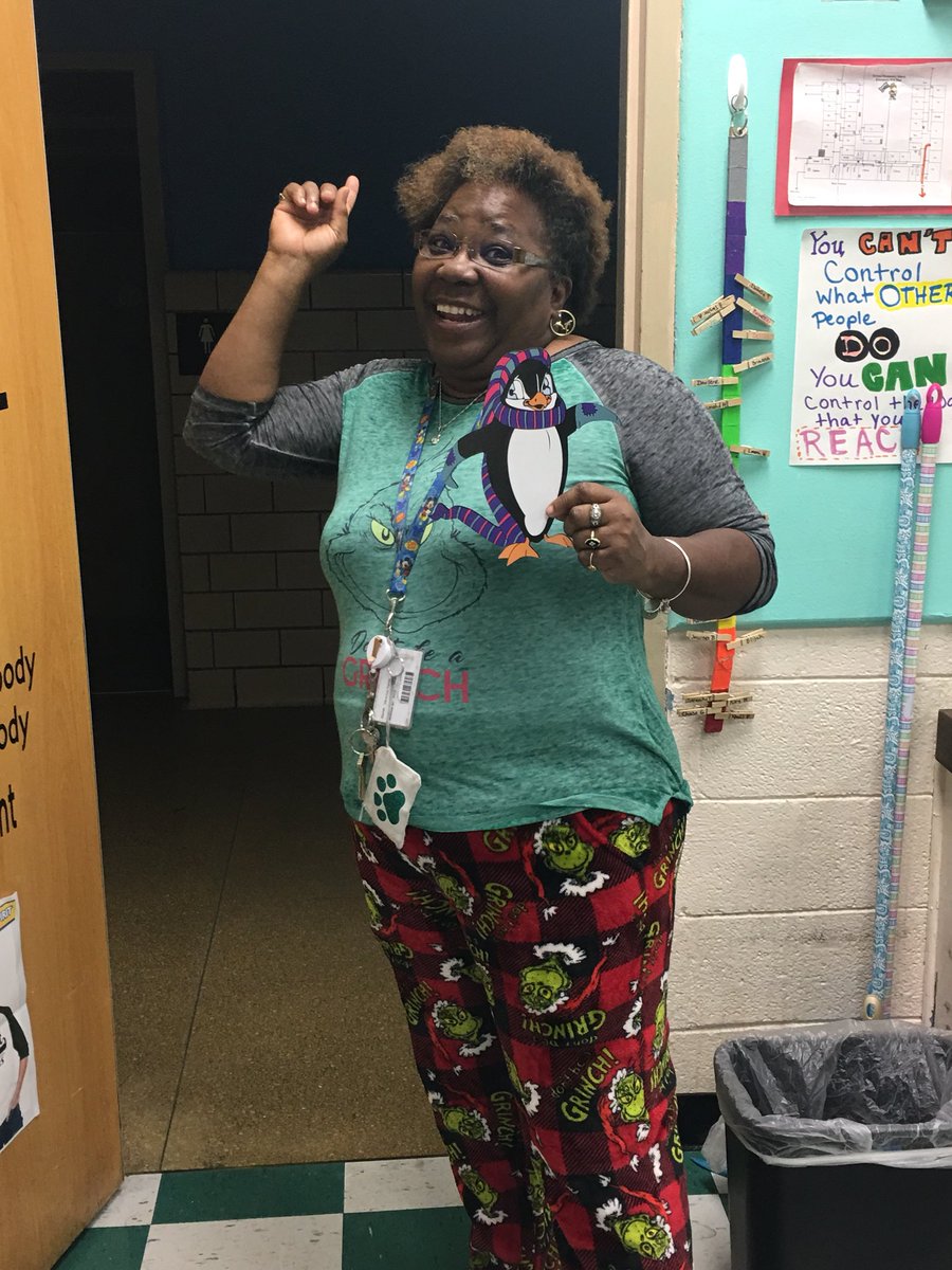 LaceyWhetsel's tweet image. Penguin Patch is happening at Forrest! #previewday #penguinfun @penguinpatchholidayshoppe @ForrestRangers @Educ8rLiz