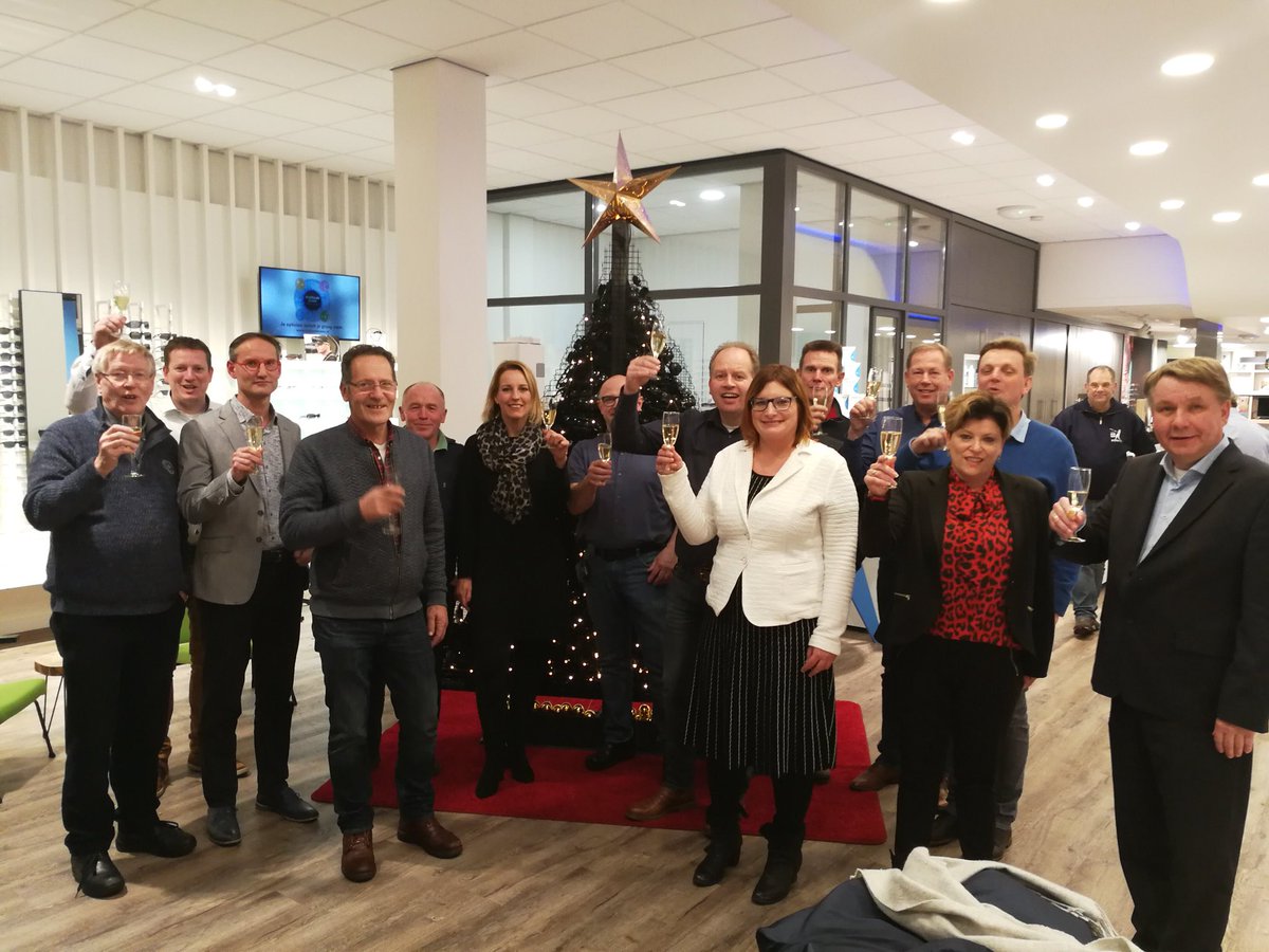 bvberkelland's tweet photo. Vanavond is met grote dank aan notaris Kraayenhof de stichting Ondernemersfonds Berkelland opgericht.  Een goede zaak voor de collectieve belangen van ondernemers in Berkelland. https://t.co/zWX5JsQeB7
