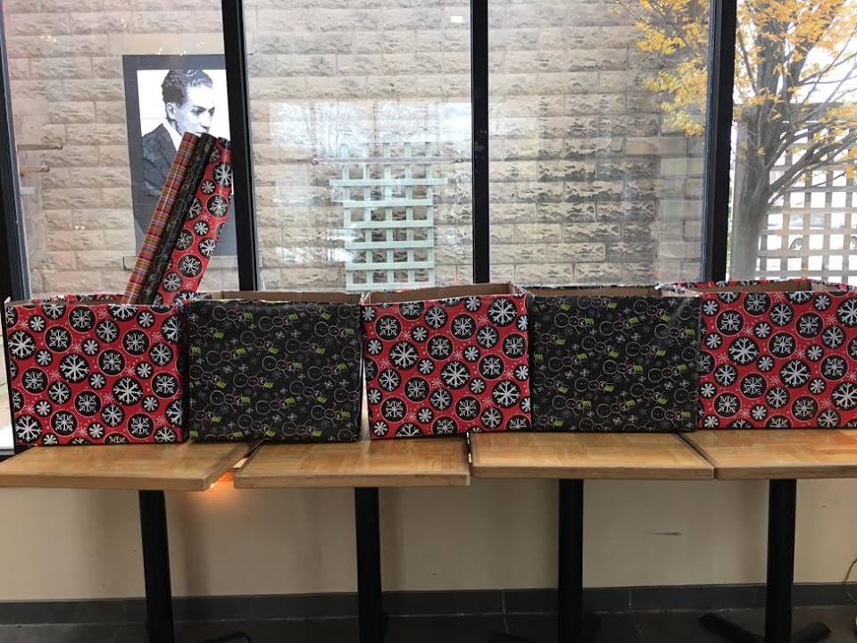 WritersandBooks's tweet photo. Writers &amp; Books and members of #NOTABA are teaming up again for their annual food &amp; clothing drive for the @DimitriHouse!
Items in need: Men’s gloves &amp; toiletries, non-perishable/canned goods, dish soap, toilet paper, paper towels
Look for wrapped boxes at participating venues https://t.co/ZZTe8I76Dr