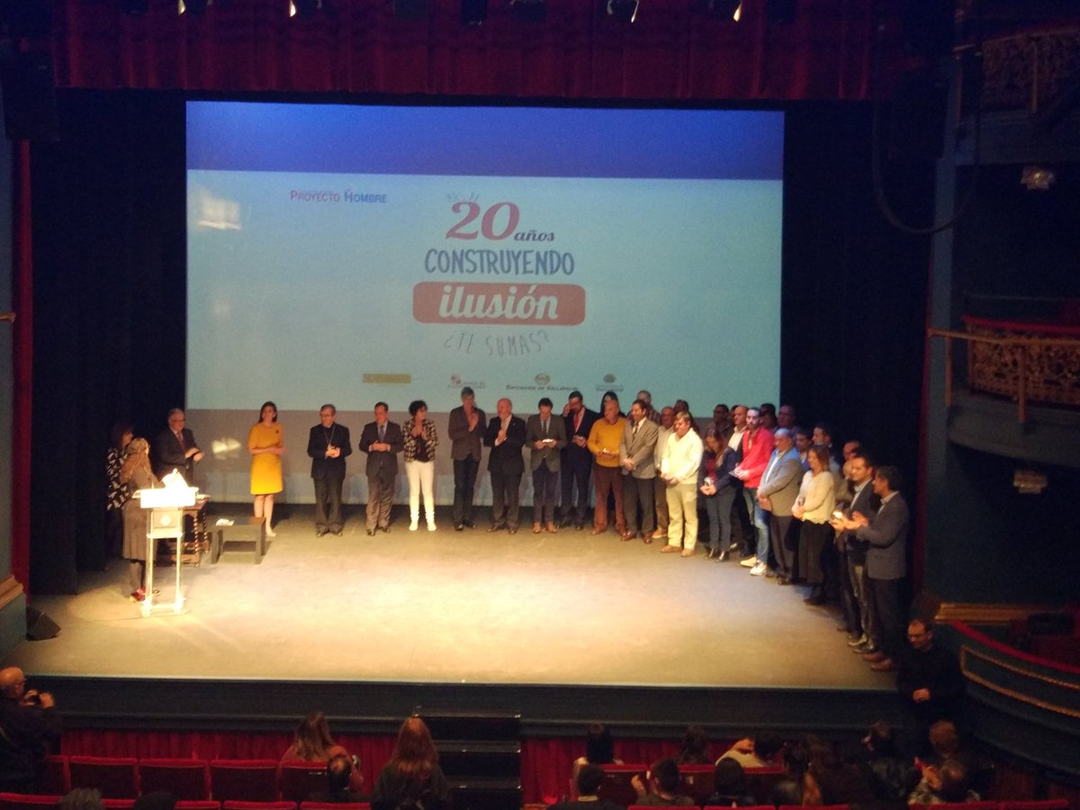 ProyectoHombreV's tweet photo. Todos ya en el escenario con sus obsequios, comienza la lectura del manifiesto "Juntos por la prevención" #20xti https://t.co/89WYJqm8CA