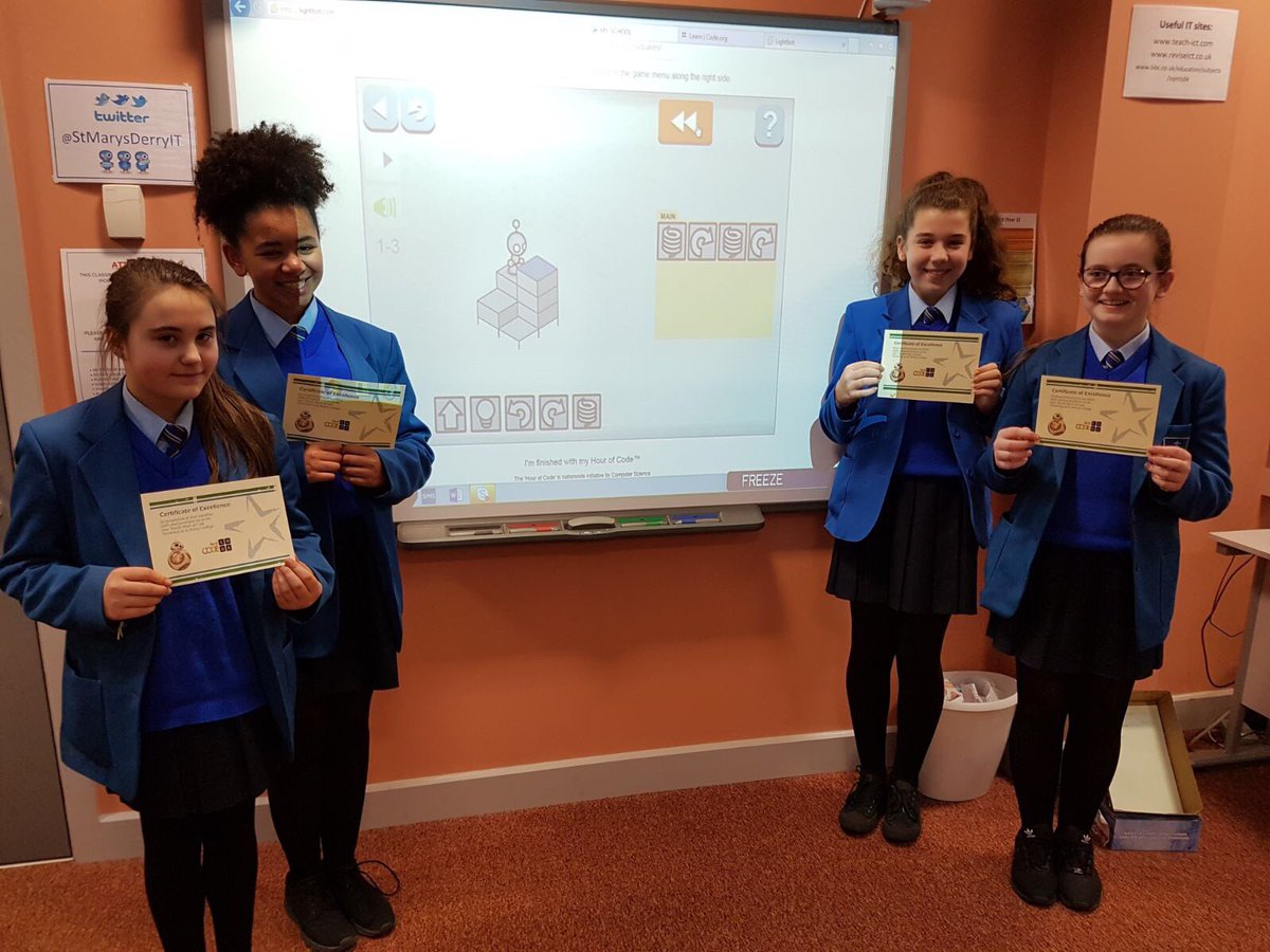 StMarysDerryIT's tweet image. Pupils taking part and completing the #HourofCode2017 ⭐️
