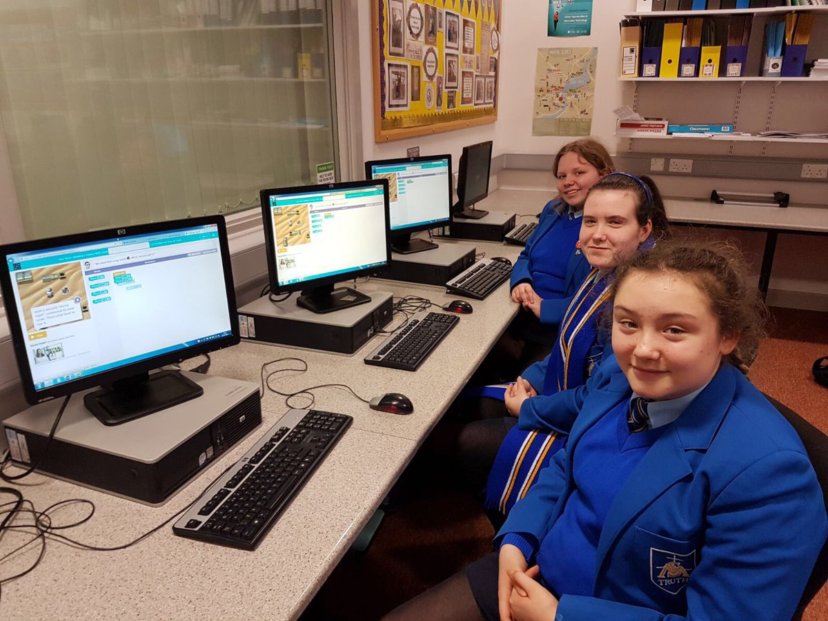 StMarysDerryIT's tweet image. Pupils taking part and completing the #HourofCode2017 ⭐️