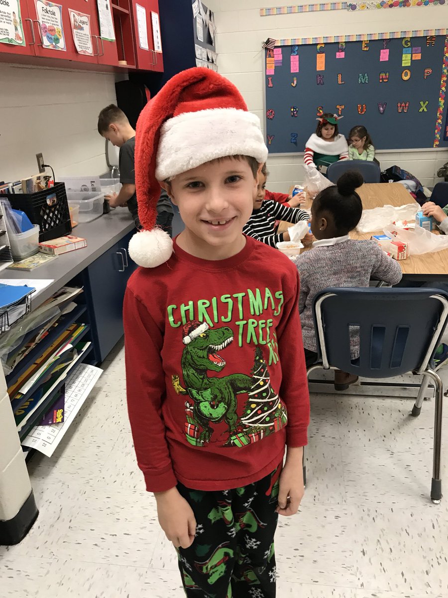 The elves are busy in Lull’s room! Helping Kindergarten friends!