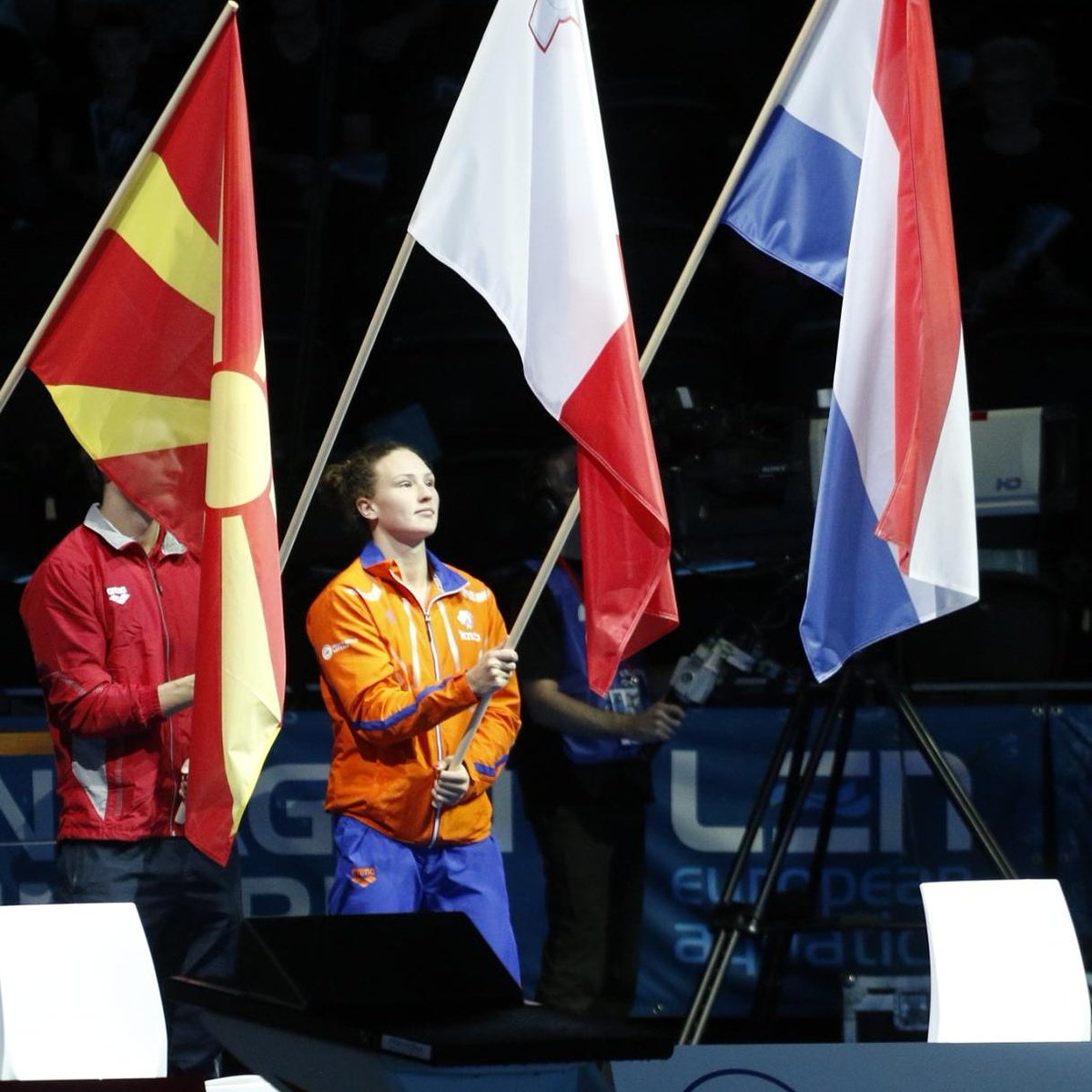 .<a href="/BuschKim/">Kim Busch</a> met de Nederlandse vlag tijdens de openingsceremonie van de EK korte baan in Kopenhagen #EKkb17 #euroswim2017 Foto: Simone Castrovillari