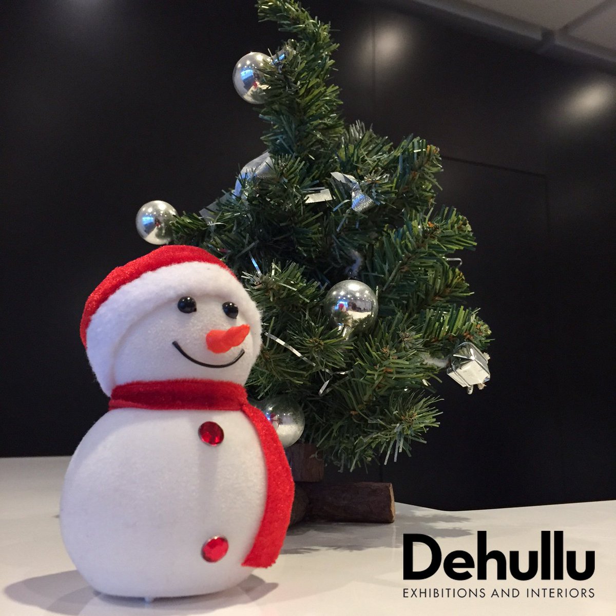 Wij hebben ons kantoor al helemaal in de kerst sfeer gebracht. #12DaysTillChristmas #Dehullu #kerst