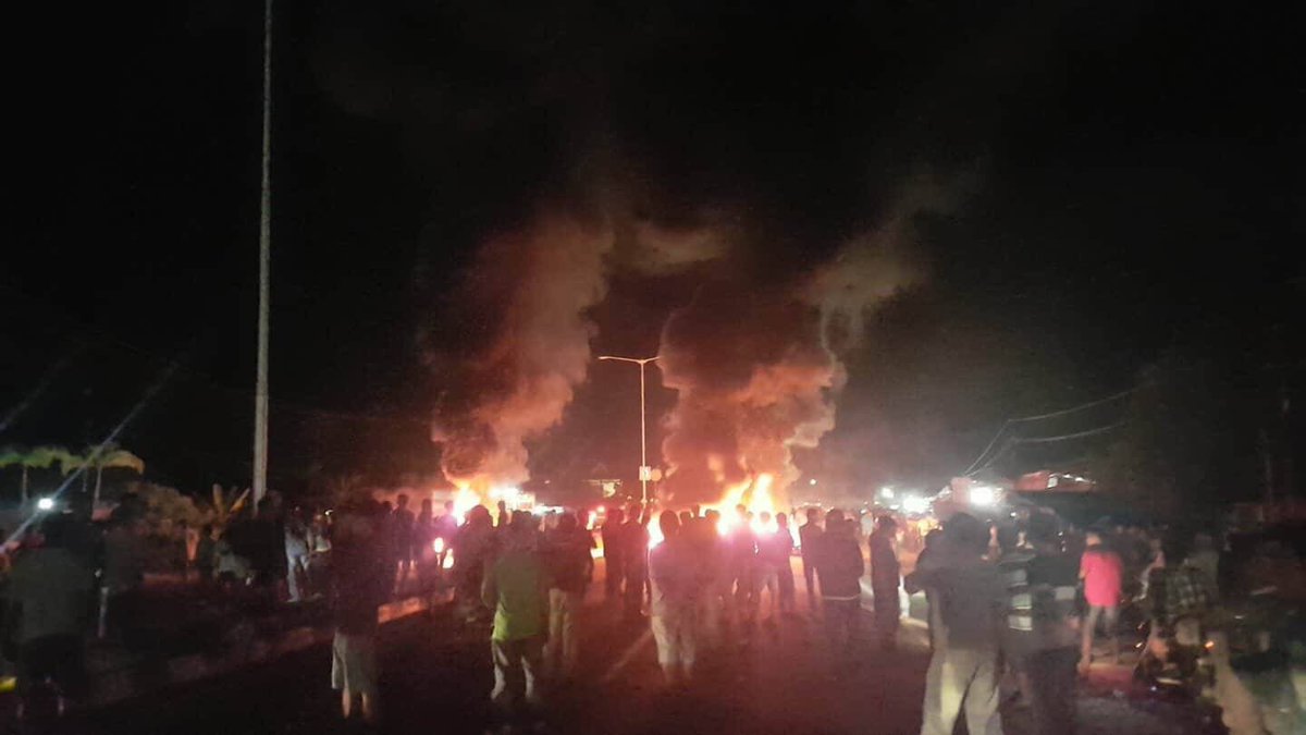 Ratusan Warga Blokir Jalan di Depan Kantor Balaikota Padang detaksumbar.com/ratusan-warga-… lewat <a href="/Detaksumbar/">detaksumbar</a>.com