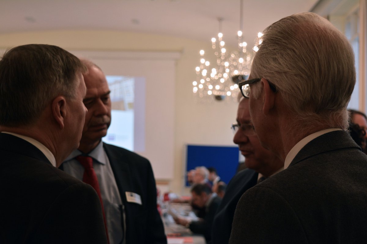 ihkkoblenz's tweet photo. Eben bei uns: Dialog #Wasserschutzgebiet #Koblenz/#Urmitz mit OB Hofmann-Göttig, Dr. Ulrich Kleemann (SGD Nord), Susanne Terhorst und Stephanie Binge (HwK) sowie vielen #Unternehmern der #Region. Fest steht jetzt: Das #Rechtssetzungsverfahren beginnt im Januar! https://t.co/UhNyQ4DoZV