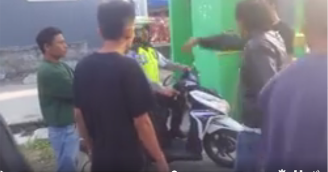 VIDEO: Viral! Warga Usir Polisi yang Razia di Jalan Kampung dlvr.it/Q5mnst