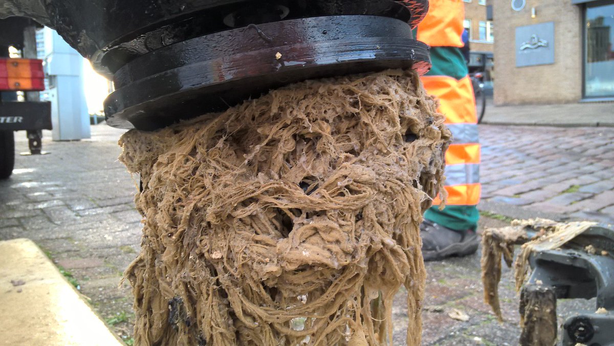 Doekjes? Niet in het #riool! Vochtige schoonmaak- en babydoekjes veroorzaken enorme #verstoppingen in rioolbuizen en klonteren samen in rioolpompen. Dit veroorzaakt wateroverlast en stank in huis. Daarnaast kost het veel geld. Gooi vochtige doekjes daarom bij het restafval!
