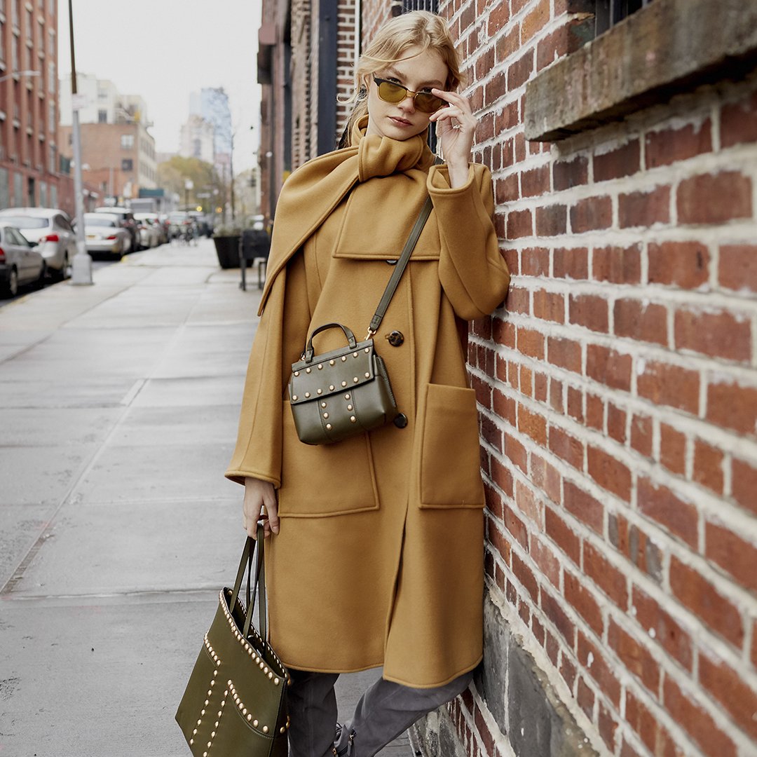 toryburch's tweet image. The Chelsea coat: a scarf and coat in one. Shop the collection: torybur.ch/TheGiftGuide
#ToryBurchHoliday17