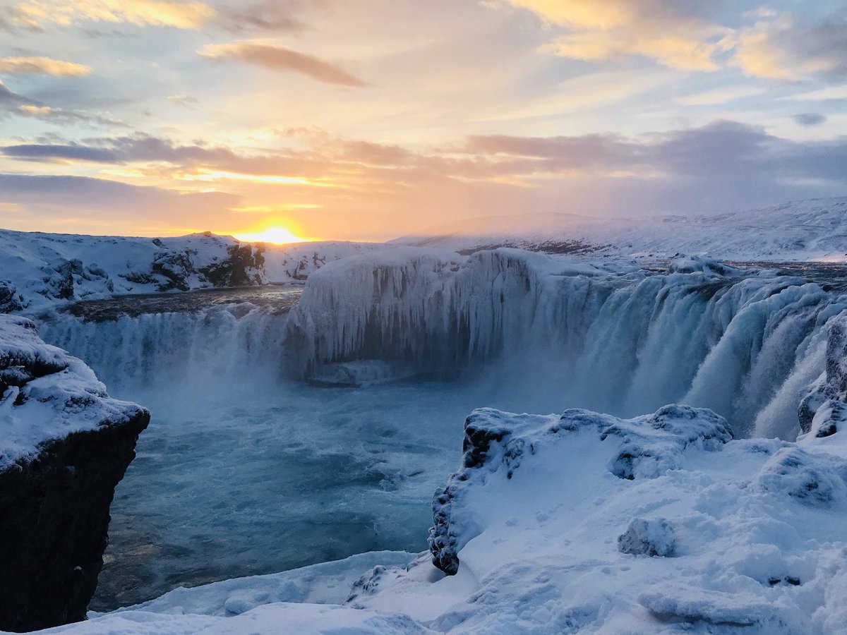 MaryAlyssaCarr's tweet photo. #Goðafoss #godafoss #iceland #nofilter https://t.co/HbKGz44esd