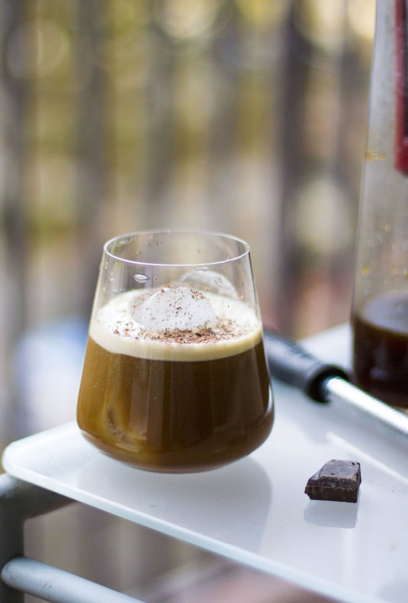 Dash_Workshops's tweet photo. Creando sinergias y diálogo entre disciplinas! @javicaballero13 te deja 3 claves para crear #coffeecocktails https://t.co/QtSW4W4sCu #dash #dashworkshops #FormacionOnlineBaristas https://t.co/uabWsxDdAp
