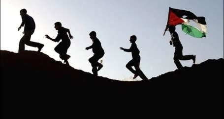 Kütükte kayıtlıyım.
Birinci sayfanın ta başına.
Nefret etmem insanlardan,
saldırmam hiç kimseye.
Ama aç korlarsa beni,
korlarsa çırılçıplak,
yerim etini beni soyanın,
hem de yerim çiğ çiğ.
Açlığımı kolla benim
ve öfkemi.
Damarıma basma.