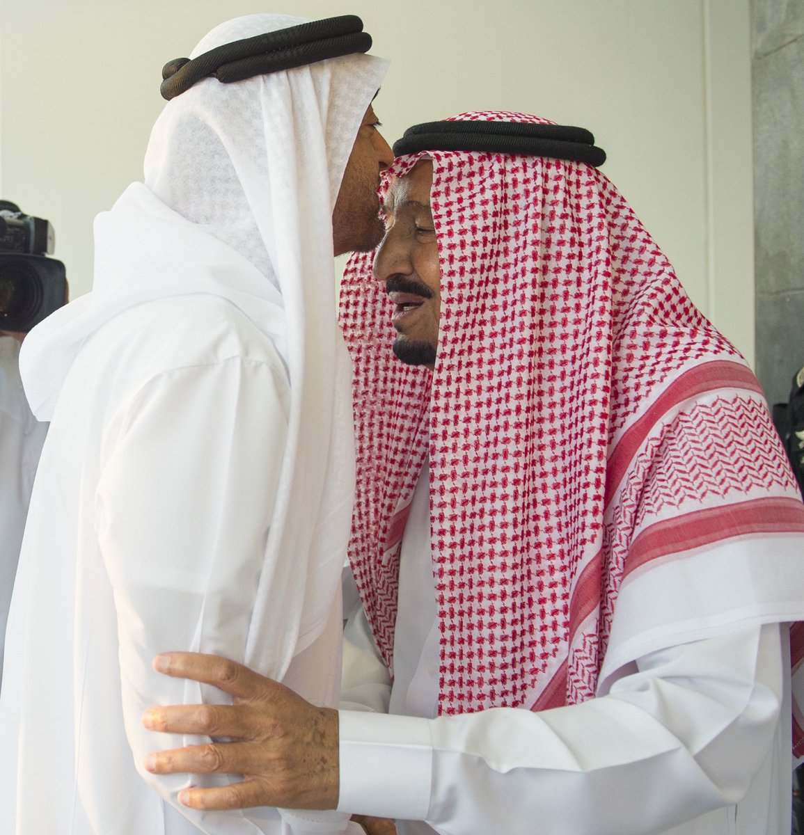 #محمد_بن_زايد_ينور_الرياض

جيتك وانا حامل سلام وتحيات
ومعي من عيالك وصايا وتفويض
شف وش تبي وابشر بشعب الامارات
اللي لهم وقفات وقلوبهم بيض