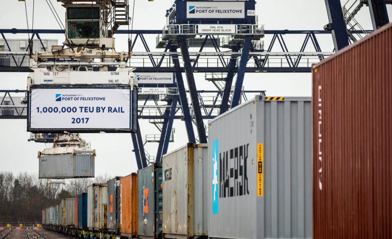 allaboutsuffolk's tweet image. The Port of Felixstowe has become the first port in the UK to handle over 1 million TEU by rail in a single year. 😮
#Suffolk
➡️goo.gl/kt5mGW