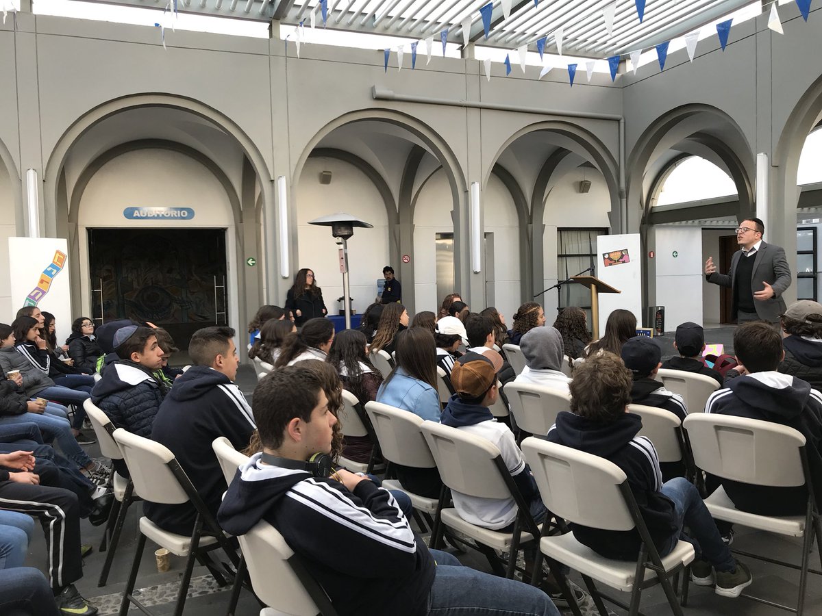 Alumn@s de 3° presentando sus ideales #januká #Hannukah2017 <a href="/ChmdDigital/">Cultura Digital CHMD</a>