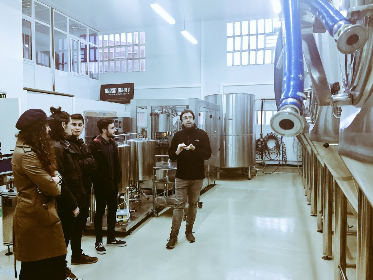 AmaTheBeer's tweet photo. El #equipo de @IngDeusto cuya propuesta es seleccionada como mejor proyecto #diseño #packaging para #AmarheBeer visita la planta en #Zamudio de @UrbanBeer en #Zamudio donde se gesta la #CervezadeBalneario https://t.co/40A1ziN5P7