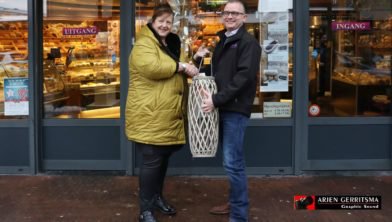 Wethouder <a href="/PatriciaLoozen/">Patricia van Loozen</a> heeft vanmiddag met medewerkers van de buitendienst windlichten uitgedeeld aan ondernemers in de drie winkelkernen van de gemeente.
@dennistoebast neemt in #Hoevelaken het windlicht in ontvangst.