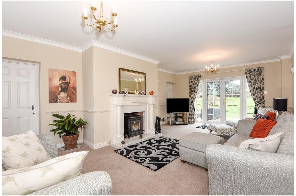 RBBProperty's tweet photo. Imagine living in this eye-catching Georgian styled country house with an indoor heated swimming pool! #Home #Property https://t.co/OACJGU5Usa https://t.co/5QUkrwD0OC