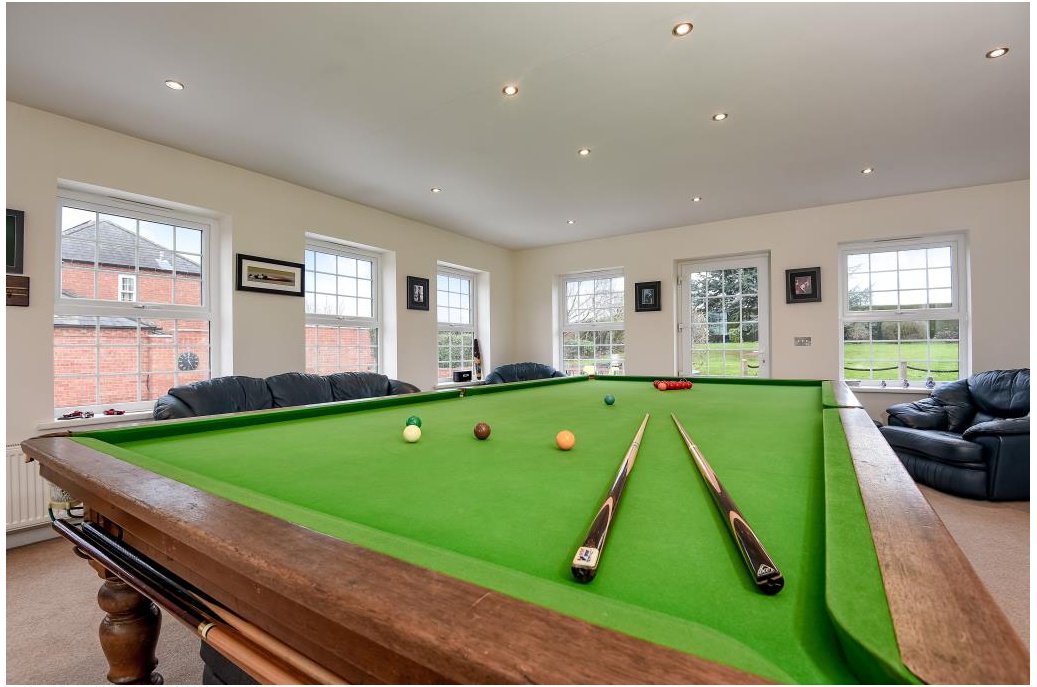 RBBProperty's tweet photo. Imagine living in this eye-catching Georgian styled country house with an indoor heated swimming pool! #Home #Property https://t.co/OACJGU5Usa https://t.co/5QUkrwD0OC