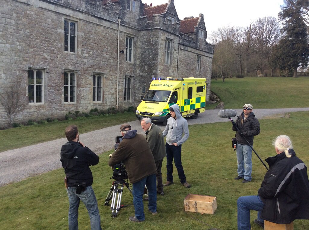 devon_cornwall1's tweet image. Do you need to hire an ambulance? #filming #location #drama #ambulancehire #docmartin #delicious #Cornwall #cornwallfilmimg @cornwallfilming