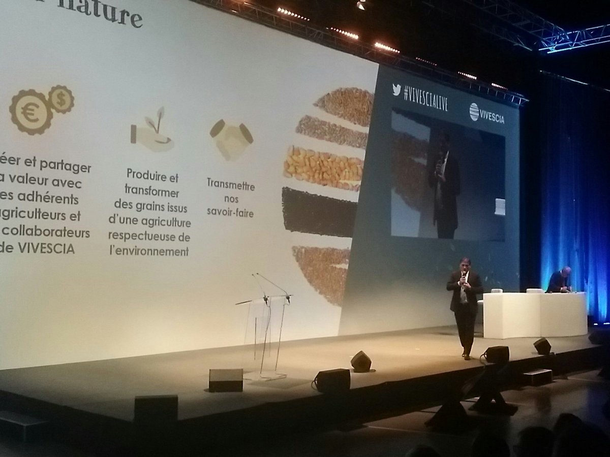 Vivescia's tweet photo. Franck Coste, Directeur général adjoint Information &amp; Organisation, présente les valeurs du Groupe et le trophée des initiatives durables. #responsabilitesocietale #RSE #VIVESCIAlive https://t.co/JVty1n5LoO
