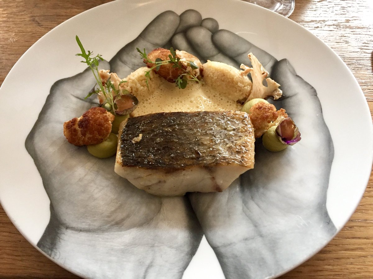 How beautiful is this plate of food! This is a corvina (similar to sea bass) with cauliflower couscous &amp; crème of sprouts. That dish was superb and I loved that plate! What a terrific meal at <a href="/BridgesRest/">Bridges Amsterdam</a> in #Amsterdam 😋