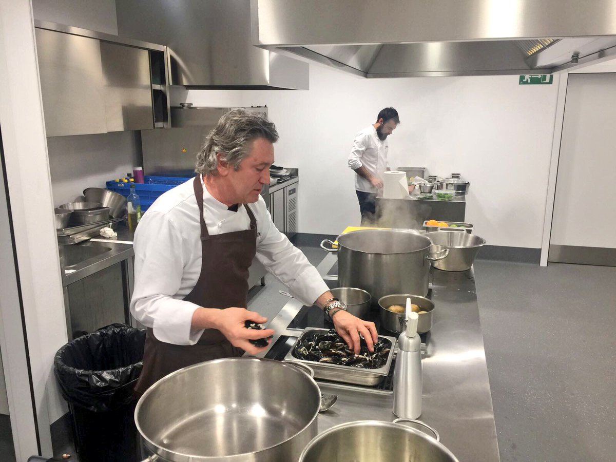 CarlosOrozaCIFP's tweet photo. Continuando cos #showcooking de @_domaraoprato_ hoxe recibimos a @FlavioMorganti para amosar ao alumnado cómo cociñar #moluscos e #cefalopodos 
Moitas grazas por ensinar dun xeito tan sinxelo e didáctico!!
#aprenderfacendo https://t.co/Gh763AL0KV