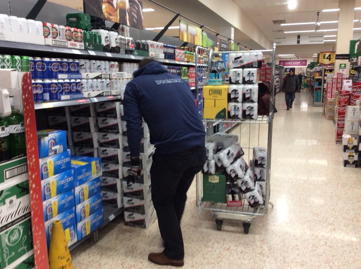 PowerforceMC23's tweet photo. #COPintoXmas @PowerforceMCNSM @PowerforceMCFM2 
Morrison’s riversway Preston me &amp; Thomas Prescott got Beer full &amp; recatogirsed chiller which now also looks as cool as it tastes 🍺🛒🎅🏼⛄️ https://t.co/OtGOs1awdA