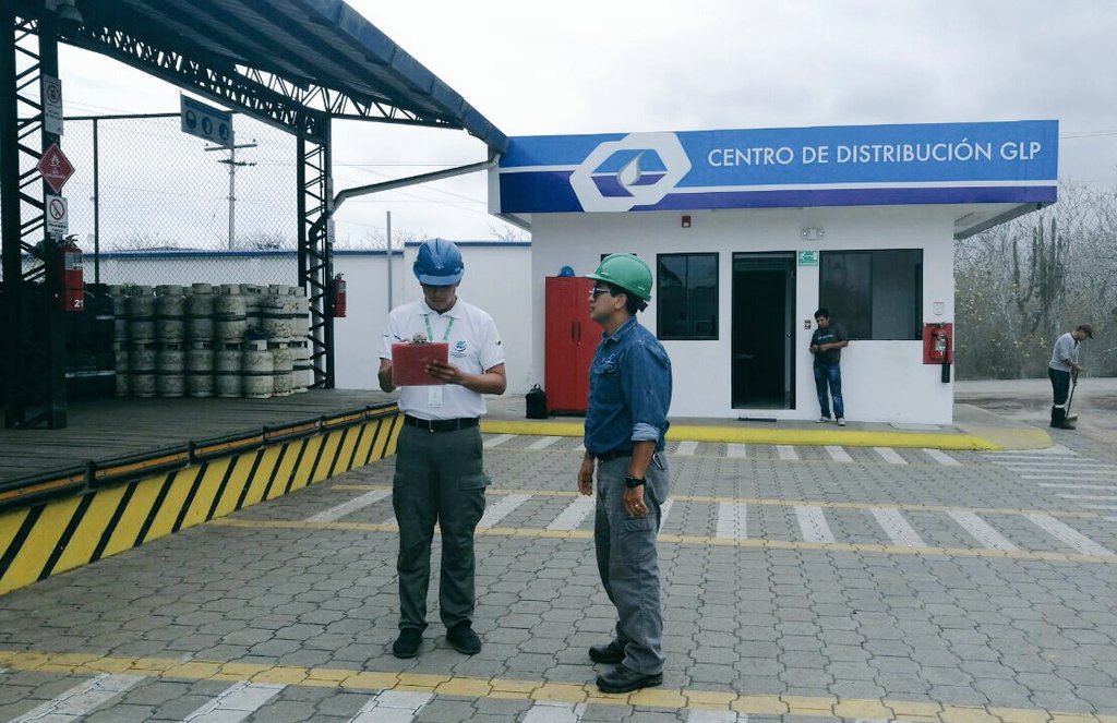 parquegalapagos's tweet photo. Con el objetivo de evitar impactos ambientales con las actividades que se efectúan en la estación de distribución de Gas Licuado de Petróleo, guardaparques de la #DPNG realizaron control y seguimiento al plan de manejo ambiental en #SantaCruz. https://t.co/bc96owceu7