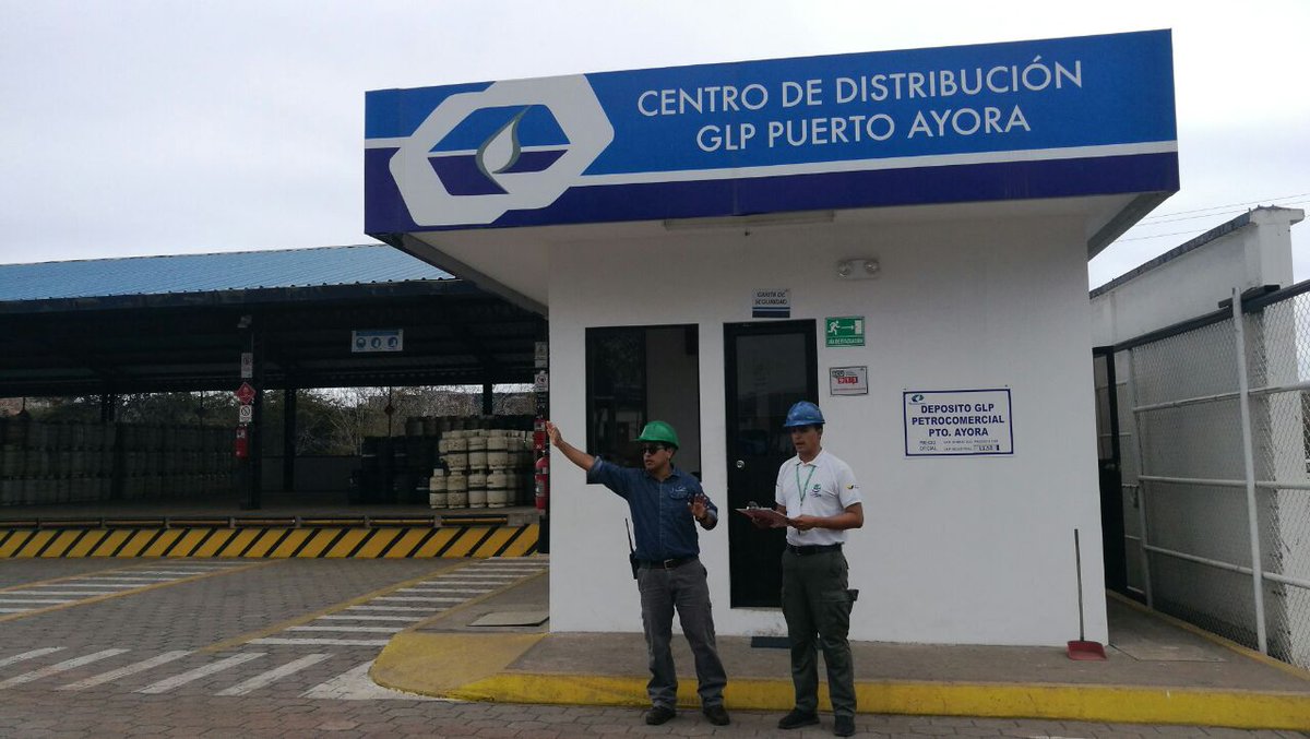 parquegalapagos's tweet photo. Con el objetivo de evitar impactos ambientales con las actividades que se efectúan en la estación de distribución de Gas Licuado de Petróleo, guardaparques de la #DPNG realizaron control y seguimiento al plan de manejo ambiental en #SantaCruz. https://t.co/bc96owceu7