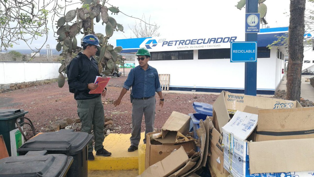 parquegalapagos's tweet photo. Con el objetivo de evitar impactos ambientales con las actividades que se efectúan en la estación de distribución de Gas Licuado de Petróleo, guardaparques de la #DPNG realizaron control y seguimiento al plan de manejo ambiental en #SantaCruz. https://t.co/bc96owceu7