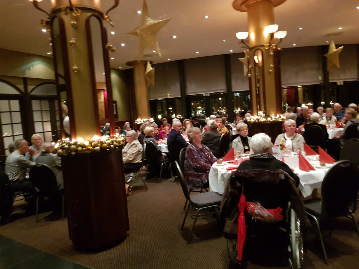 Sfeervol kerstdiner! Ontmoeting, ontspanning en gesprek tijdens een heerlijke maaltijd, ook dit jaar prachtig georganiseerd en aangeboden door ouderenverenigingalmelo.nl, Nationaal <a href="/Ouderenfonds/">Nat. Ouderenfonds</a> én ons geweldige <a href="/Theaterhotel/">Theaterhotel Almelo</a> . #samen #awtd