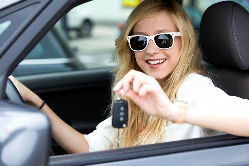 ColonialDriving's tweet image. As a parent, you can play and active and crucial role in your teenager’s driving lessons. Here are nine road safety tips to share with your teen to encourage them to be better, safer drivers ow.ly/MNLz3057j62 #teendriver #drivingtips