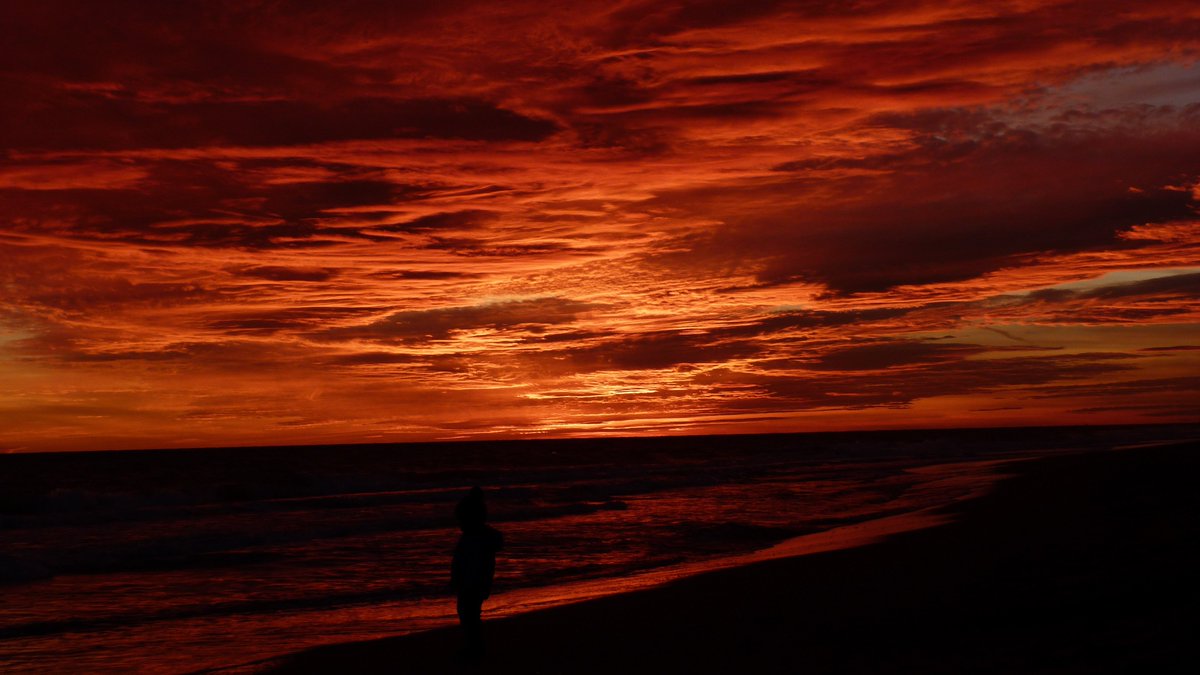 xavicabopapiol's tweet photo. @AjuntamentGava @elbruguers @raquelsjimenez @GtvNoticies @ERCGava @bcnmoltmes @BCNinfosite @catexperience @AEMET_Cat #Posta #Sunset #CelDeCine #PrivilegiDePoble #ILoveGava #BestSunset #Barcelona #Catalunya. https://t.co/2wPyt6JHwN