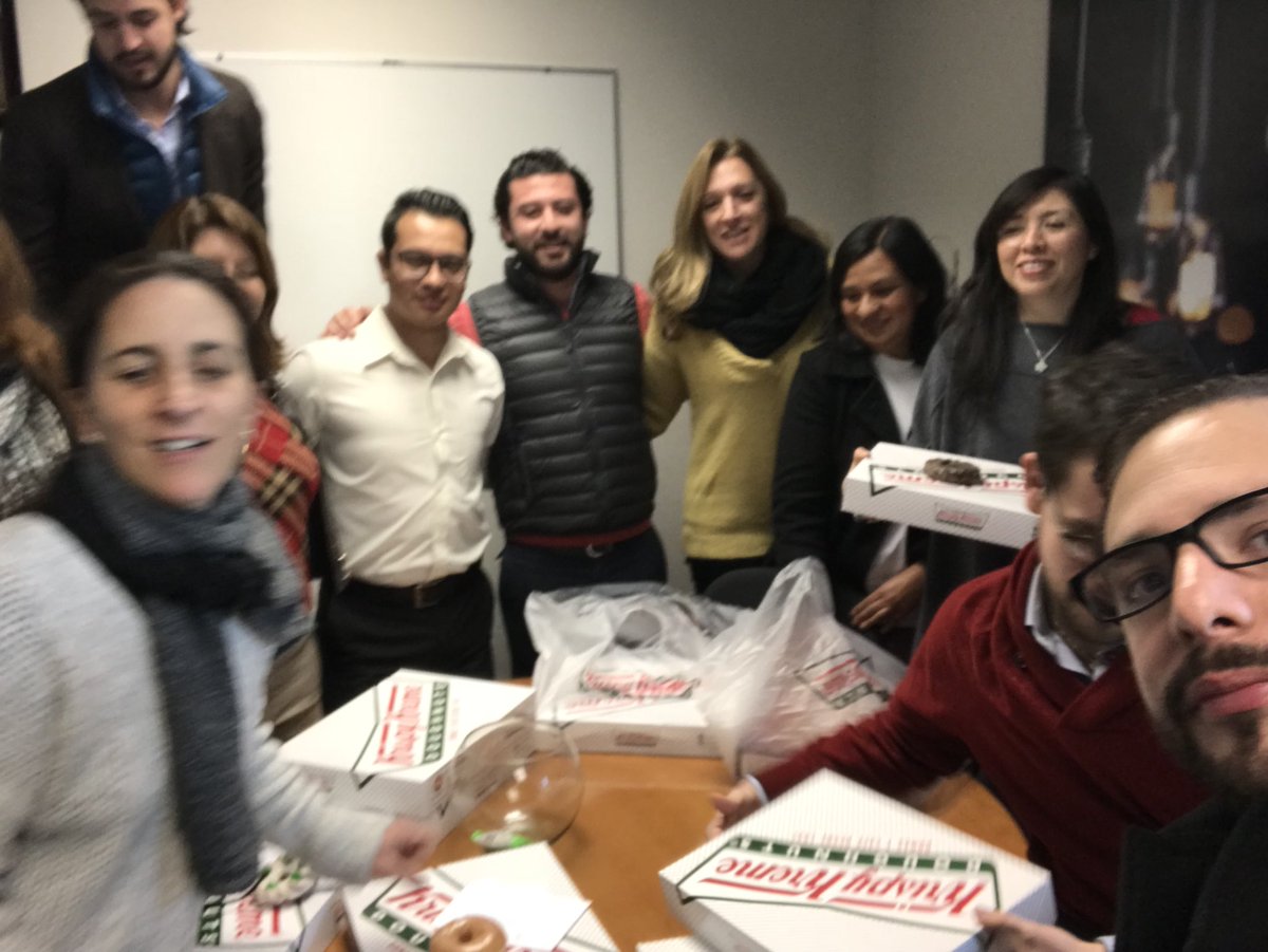 AMEXCAP's tweet photo. @ArturoSaval1 y #NexxusCapital muchísimas gracias por las donas, de parte de todo el equipo! Que gran detalle con nosotros, felices fiestas! Un abrazo de parte de todos nosotros! https://t.co/HNmqxwAQw5