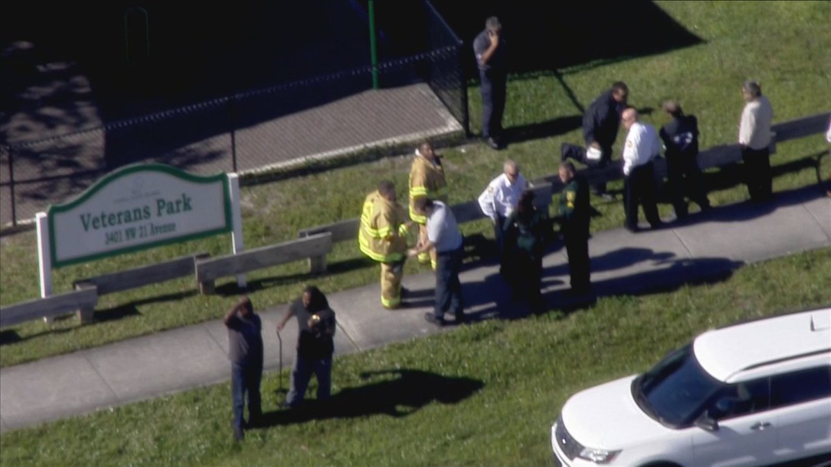 #BREAKING Small plane crashes in Oakland Park lake bit.ly/2Cc5dwW?utm_so… https://t.co/apZRH0hXQm