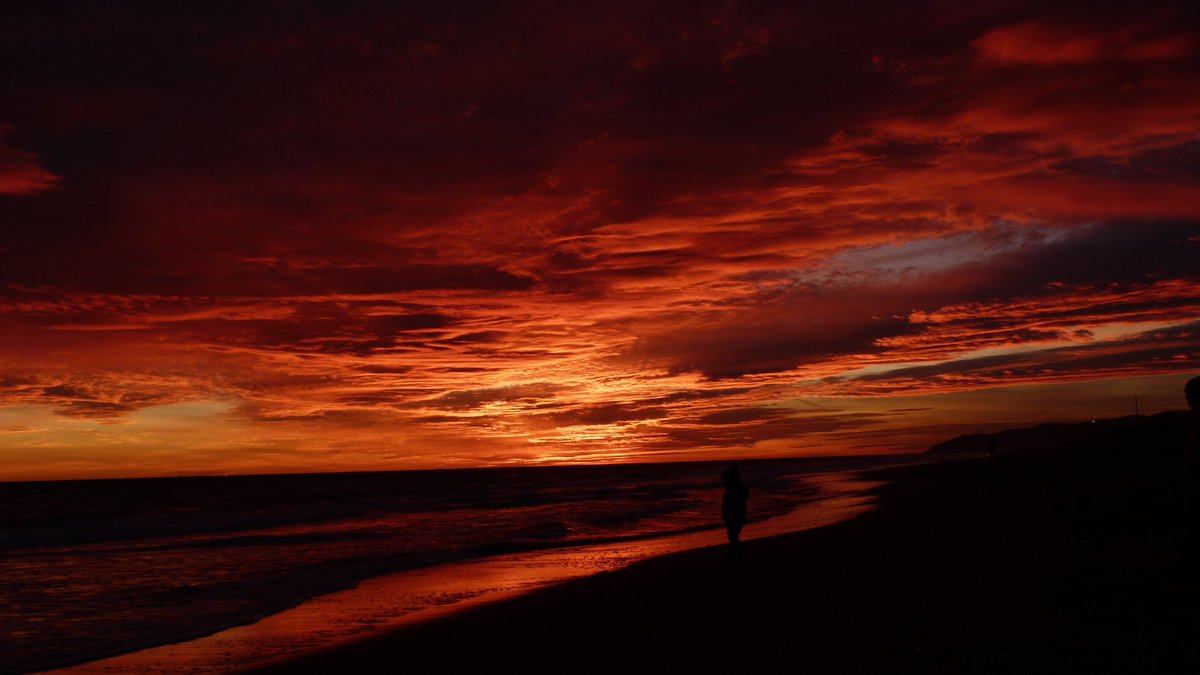 xavicabopapiol's tweet photo. @AjuntamentGava @elbruguers @raquelsjimenez @GtvNoticies @ERCGava @bcnmoltmes @BCNinfosite @catexperience @AEMET_Cat #Posta #Sunset #CelDeCine #PrivilegiDePoble #ILoveGava #BestSunset #Barcelona #Catalunya. https://t.co/2wPyt6JHwN
