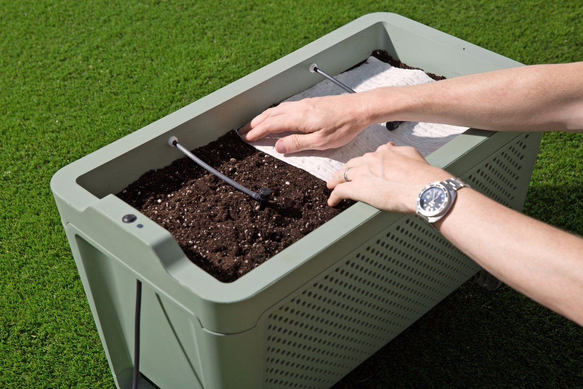 IdeaLaunchAp's tweet image. GROW raises $2.4M to to build a smart planter for easy-to-cultivate vegetables
Boxee co-founder Idan Cohen’s most recent stint may have been in the smart TV space — but now he wants to build a box that’ll help you grow some lettuce outside your home. T feedproxy.google.com/~r/Techcrunch/…