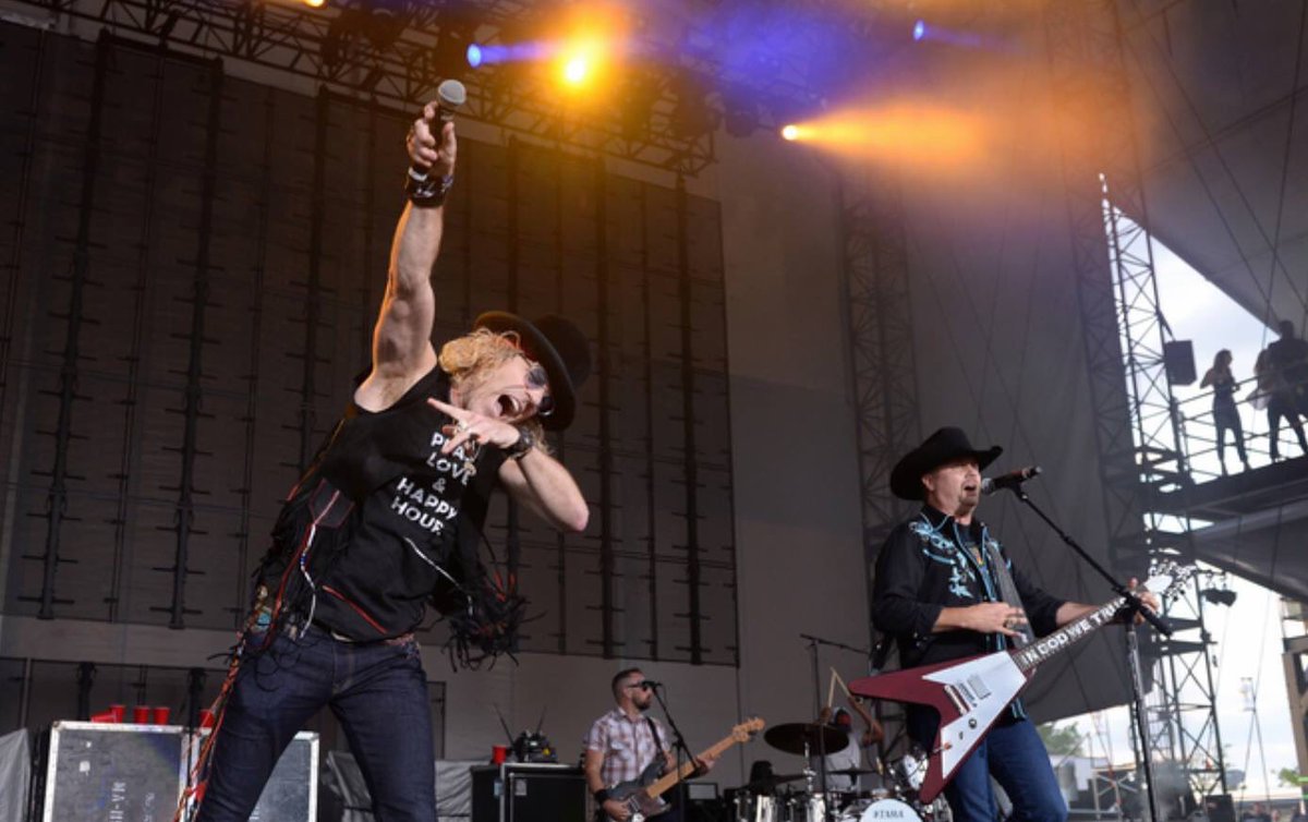 bigandrich's tweet photo. Gonna skedaddle to SEATTLE for a Hometown Holiday celebration tonight! Ready to RAWK?! https://t.co/nSzUxqJ5uH