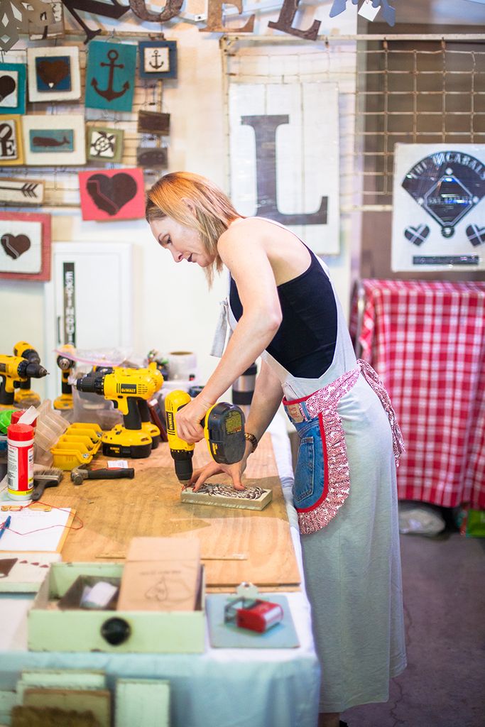 flyingmizdaisy's tweet photo. Our #wcw this week goes straight to the strong, independent women of @farawayhoodsigns. Power tools with a touch of class and beautiful sense of design.

You go ladies!

#strongwomen #dowork #VintageMarket #FlyingMizDaisy https://t.co/K3J783wA6U